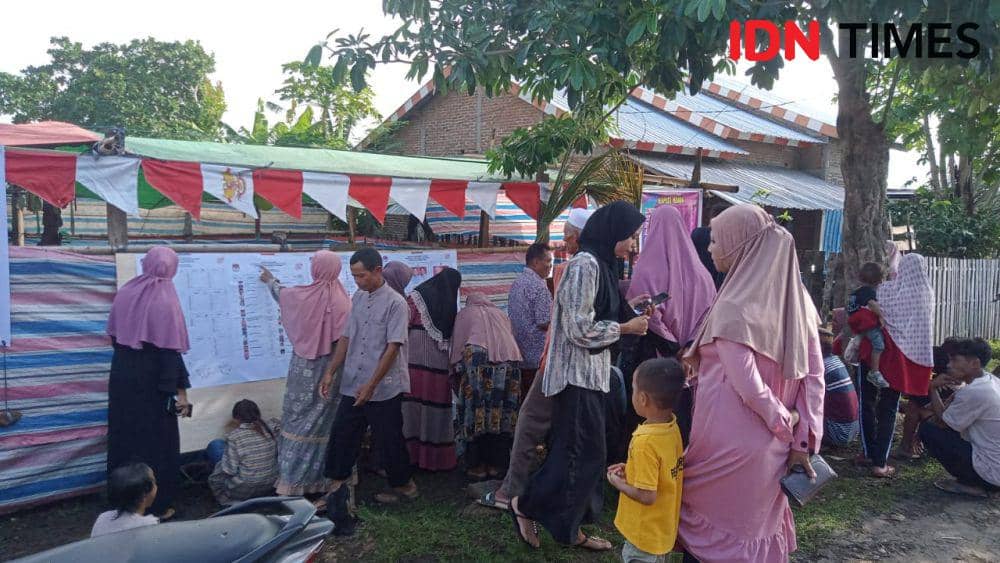 Situasi saat pencoblosan di salah satu TPS Dusun Sarita Desa Punti Kecamatan Soromandi Kabupaten Bima (IDN Times/Juliadin)