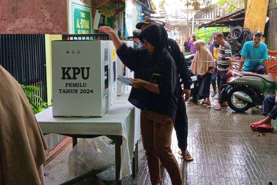 Syakila Diah Amanda saat memasukkan surat suara ke kotak suara di TPS 151 wilayah Kebon Jeruk, Jakarta Barat pada Rabu (14/02/2024) (dok. Pribadi/Ines Melia)
