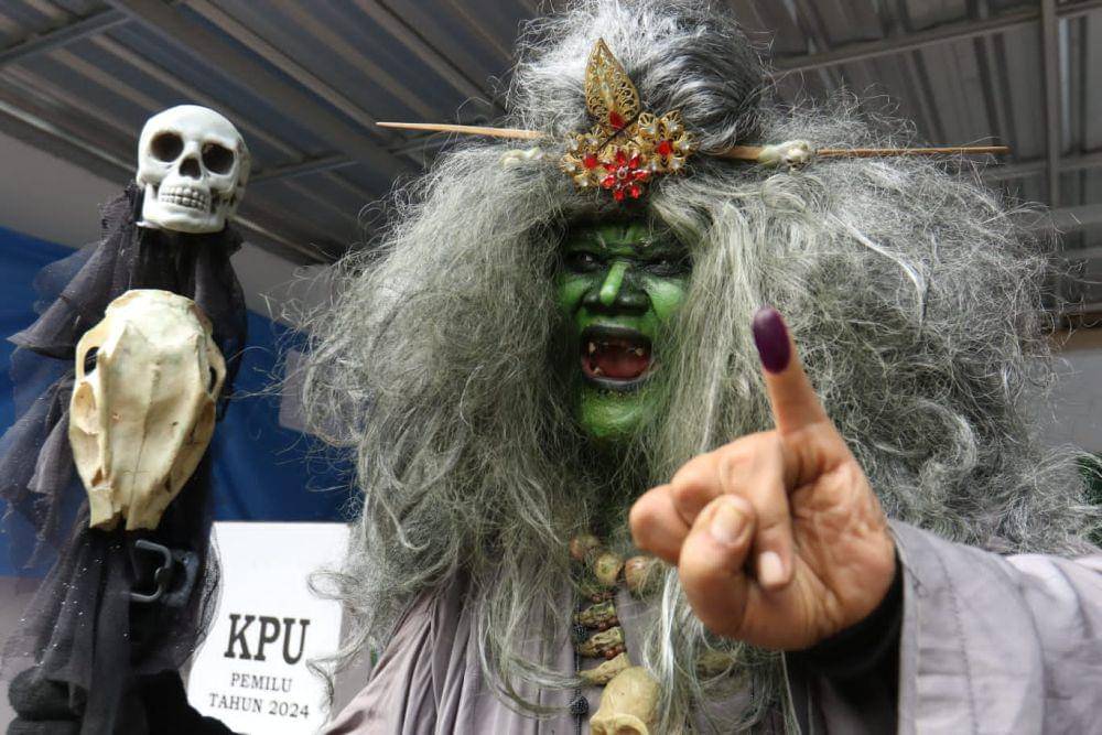 Cosplay Mak Lampir di Pemilu 2024 di Banyuwangi. (IDN Times/ Agung Sedana)