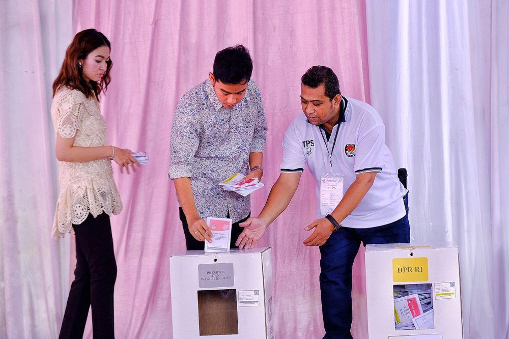 8 Potret Gibran Nyoblos di Solo, Outfit Selvi Brokat Rambut Curly