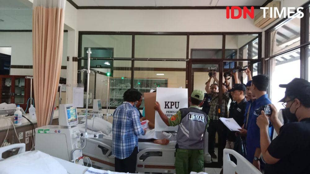 Yosep Widodo saat nyoblos di bilik suara yang disediakan KPU Kota Semarang. (IDN Times/Fariz Fardianto)