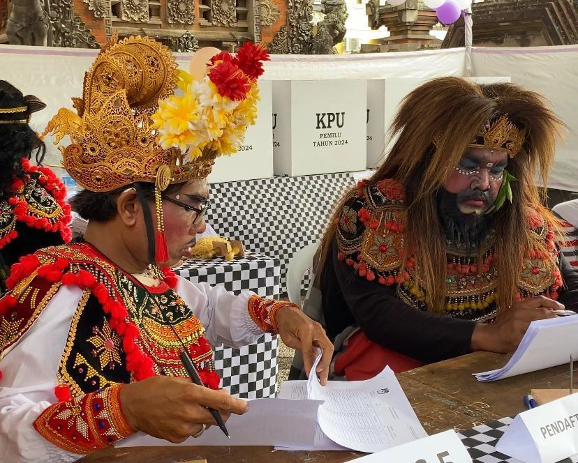 Petugas KPPS di Bali Pakai Kostum Arja Cupak