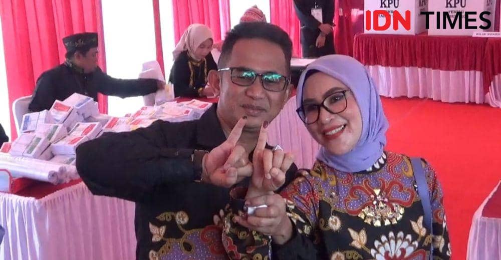 Wali Kota Balikpapan Rahmad Mas’ud menggunakan hak pilih pemilu di tempat pemungutan suara (TPS) 04 Kelurahan Baru Tengah Kaltim, Rabu (14/2/2024). (IDN Times/Hilmansyah)