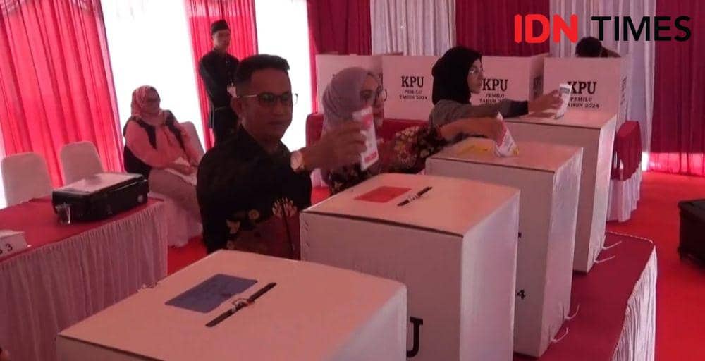 Wali Kota Balikpapan Rahmad Mas’ud menggunakan hak pilih pemilu di tempat pemungutan suara (TPS) 04 Kelurahan Baru Tengah Kaltim, Rabu (14/2/2024). (IDN Times/Hilmansyah)