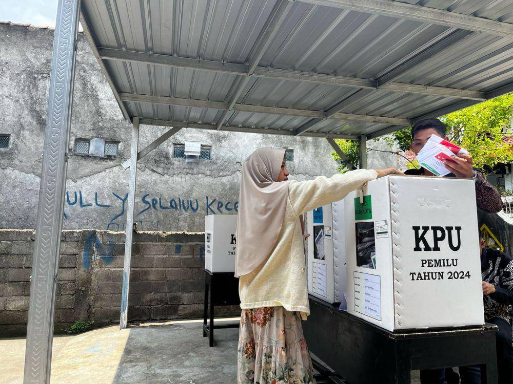 Warga sedang menggunakan hak pilih pada pemilu 2024