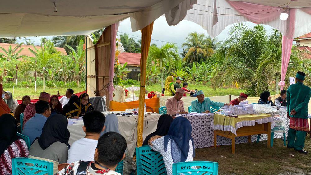 Unik, Petugas KPPS TPS 2 Pekanbaru Pakai Baju Pengantin Adat Melayu