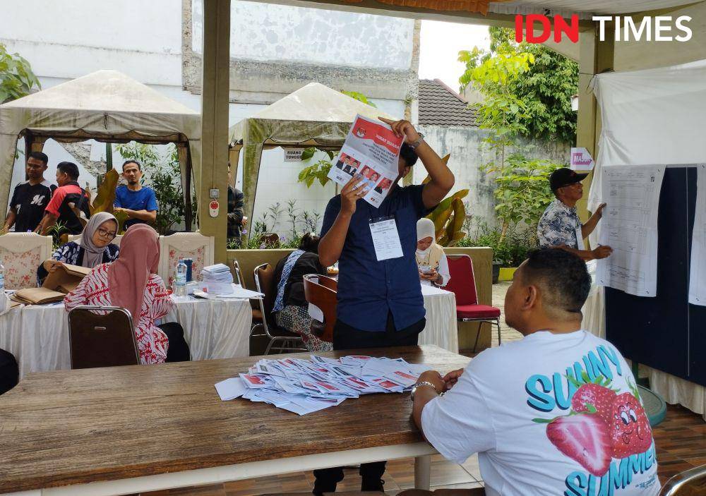 Petugas KPPS TPS 34 Komplek Tasbih Medan saat melakukan penghitungan suara (IDN Times/Doni Hermawan)