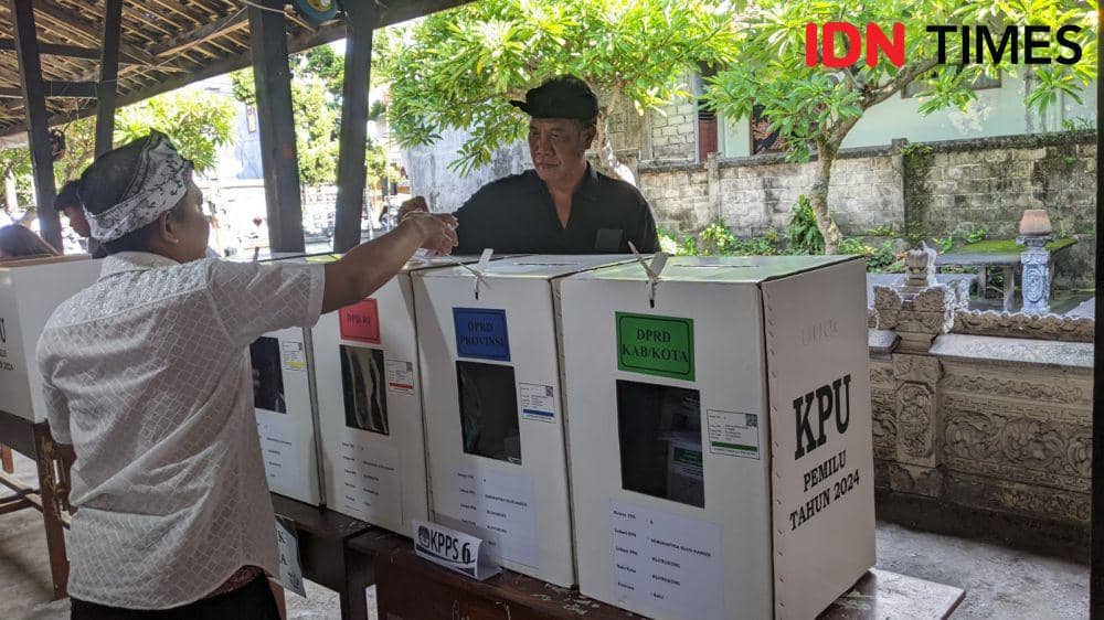 Ketua DPC PDIP Klungkung saat menyalurkan hak suara di TPS 6 Kelurahan Semarapura Klod Kangin. (IDN Times/Wayan Antara)