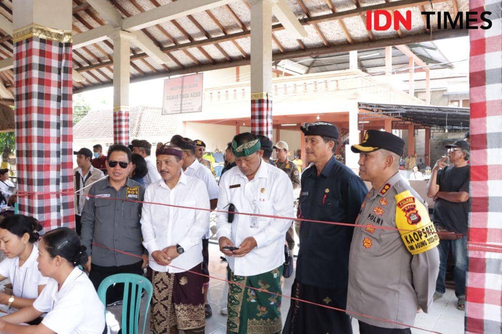 Pj Bupati Klungkung Nyoman Jendrika meninjau pemungutan suara.(IDN Times/Wayan Antara)
