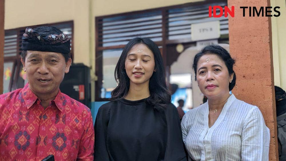Suwirta dan keluarga datang ke TPS dengan pakaian berkonsep tridatu. (Dok. IDN Times)