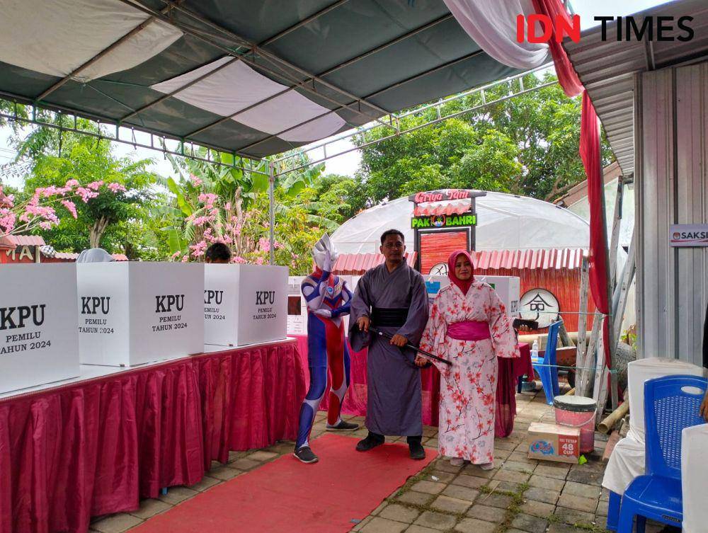 TPS 05 Kelurahan Banjar Sugihan, Kecamatan Tandes Surabaya bertema Jepang. (IDN Times/Khusnul Hasana)