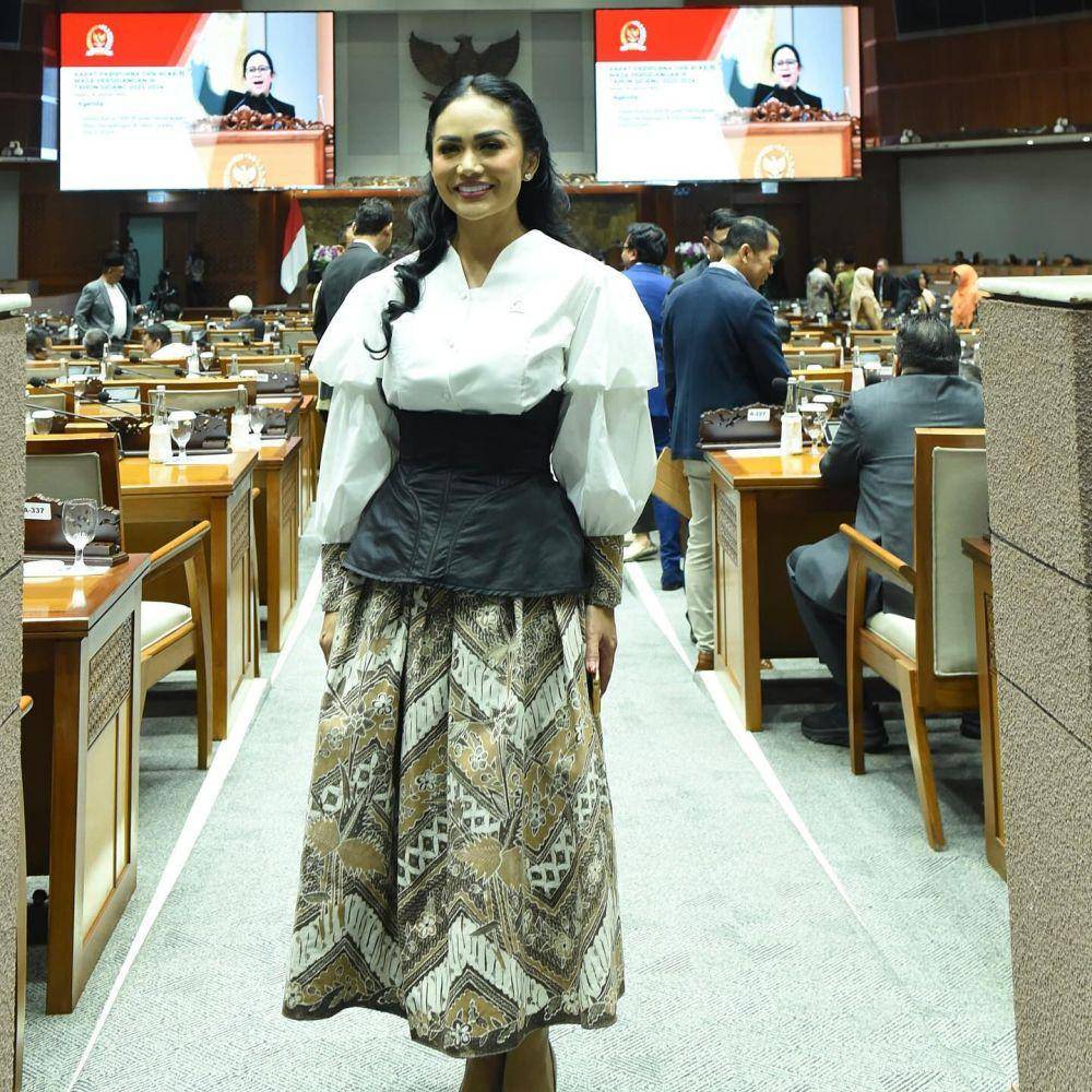 gaya artis yang nyaleg 2024 (instagram.com/krisdayantilemos)
