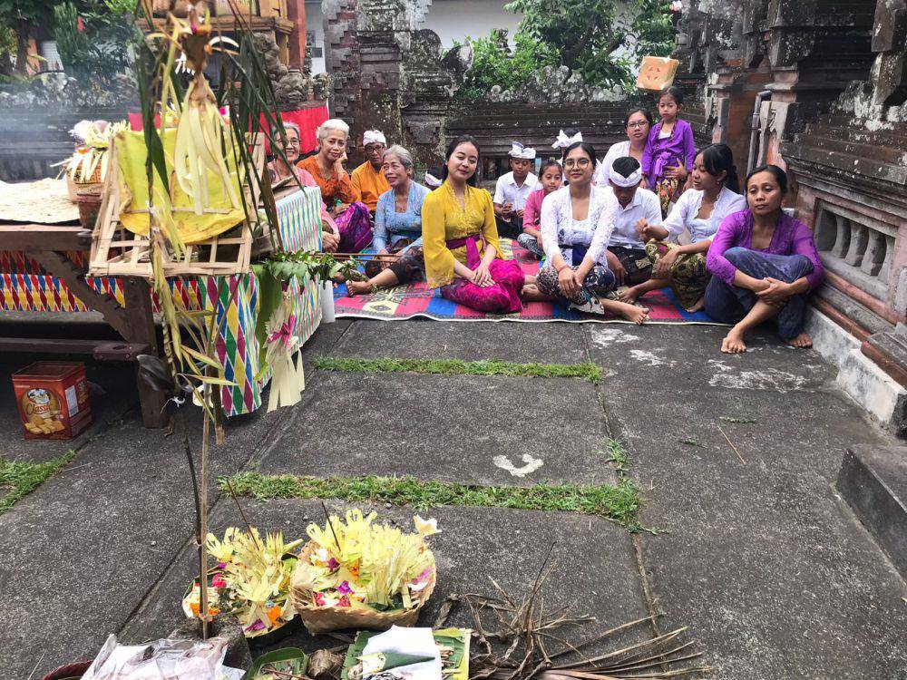 Pelaksanaan piodalan di sanggah atau pura keluarga. (dok. pribadi/Ari Budiadnyana)