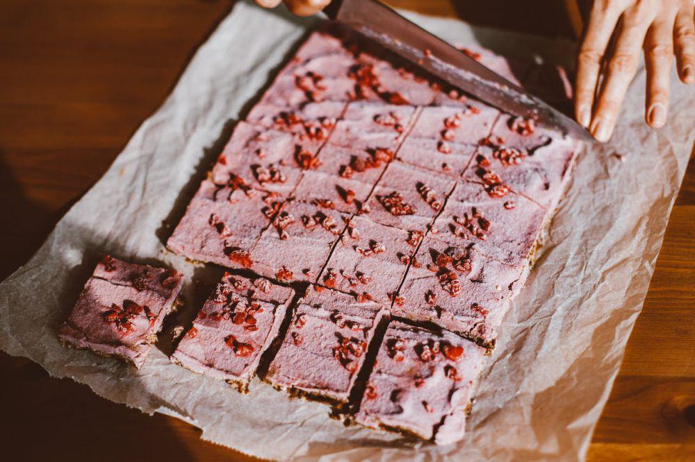 5 Tips Memotong Kue Bertekstur Lengket supaya Rapi