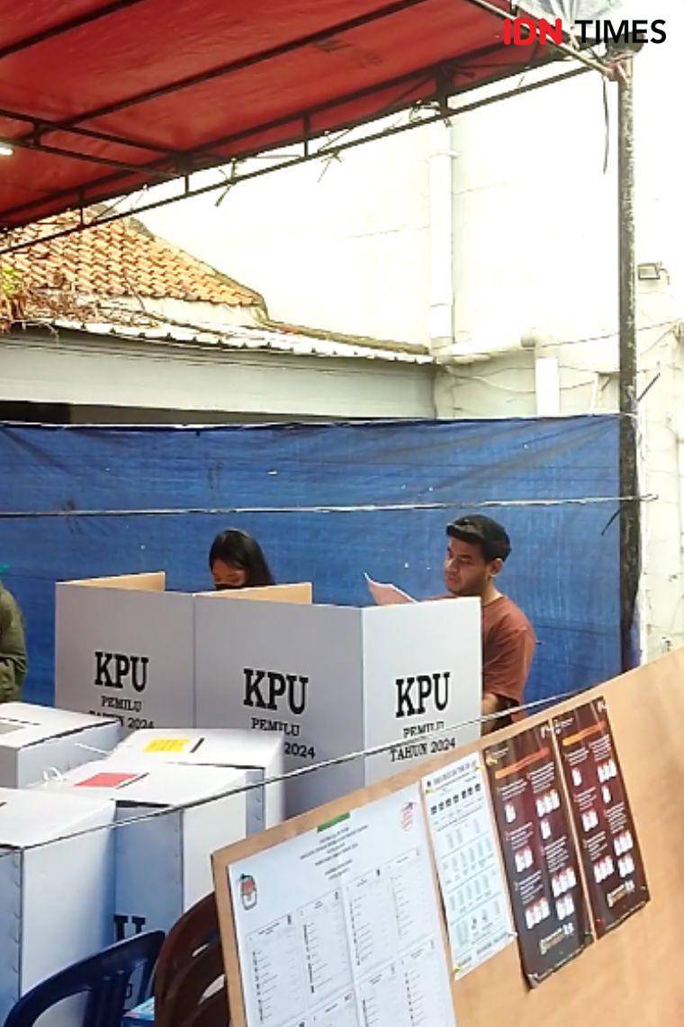 Potret Fadil Jaidi nyoblos bareng keluarga di TPS (dok. IDN Times/Juan Dwi)