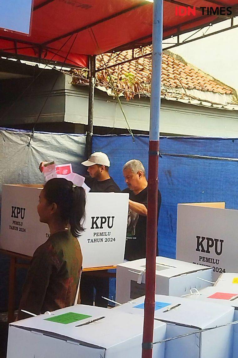 Potret Fadil Jaidi nyoblos bareng keluarga di TPS (dok. IDN Times/Juan Dwi)