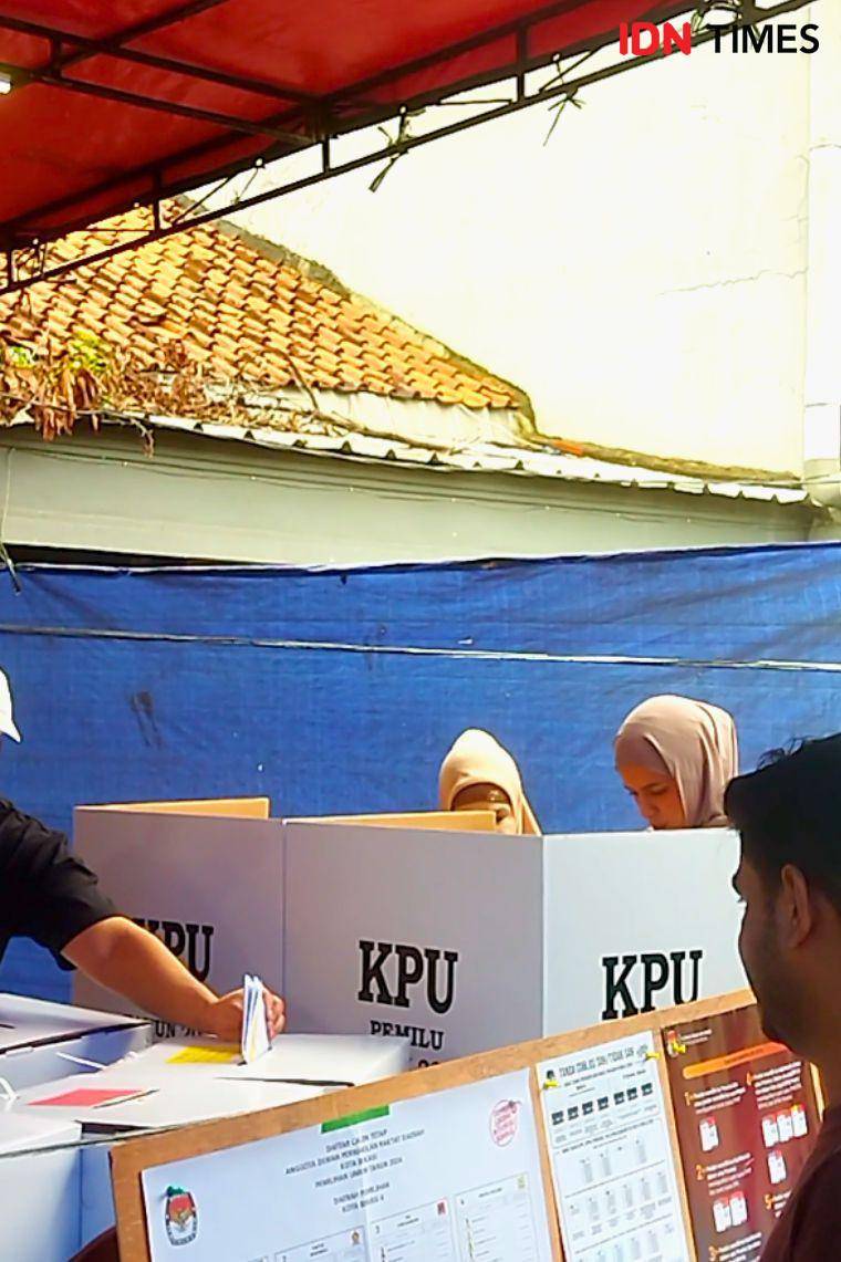 Potret Fadil Jaidi nyoblos bareng keluarga di TPS (dok. IDN Times/Juan Dwi)