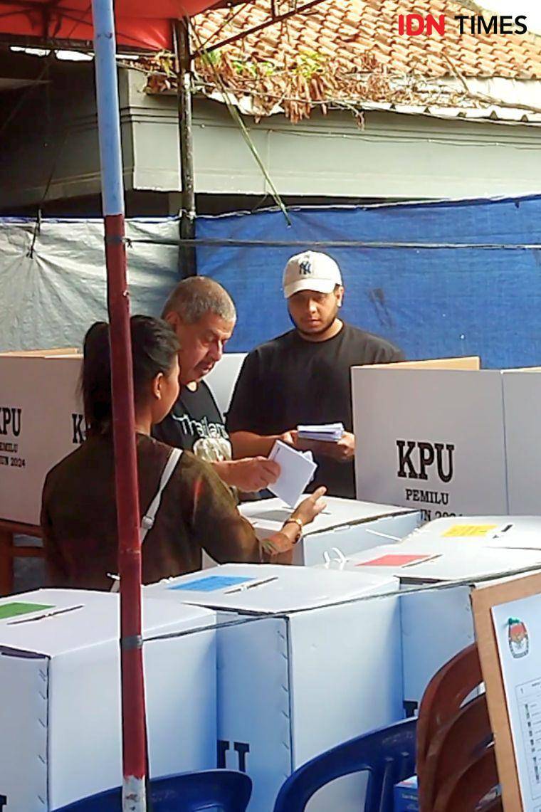 Potret Fadil Jaidi nyoblos bareng keluarga di TPS (dok. IDN Times/Juan Dwi)