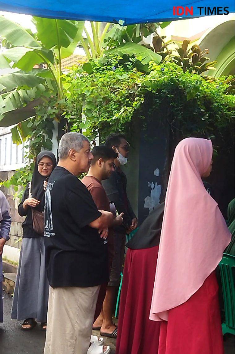 Potret Fadil Jaidi nyoblos bareng keluarga di TPS (dok. IDN Times/Juan Dwi)