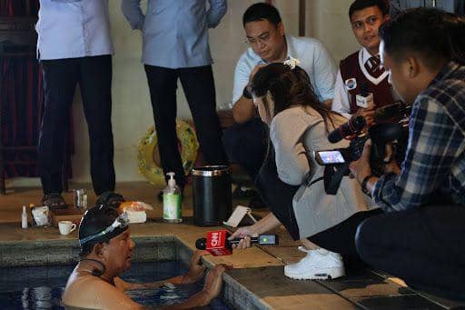Calon Presiden nomor urut 2, Prabowo Subianto mengisi waktu dengan berenang usai melakukan pencoblosan di TPS 033 Bojong Koneng, Hambalang, Bogor, Jawa Barat, Rabu (14/2/2024). (Dok. TKN Prabowo-Gibran)