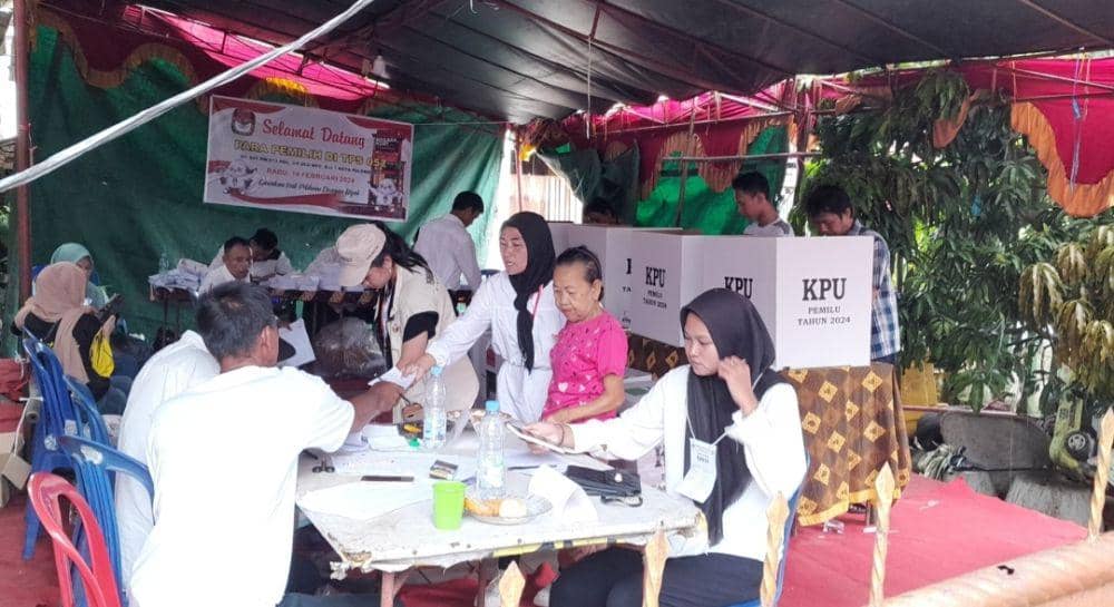 Banjir Tak Menyurutkan Antusias Warga Kedukan 3-4 Ulu ke TPS