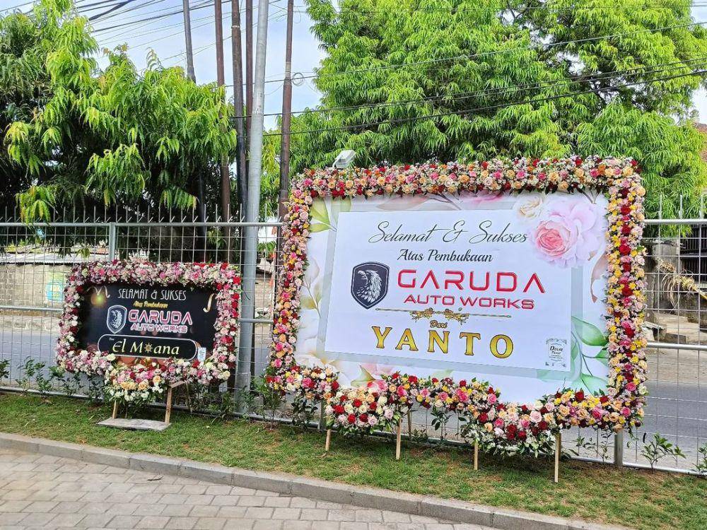 Rangkain bunga papan Toko Bunga Bali Deva Florist dan bisa dikirim di hari yang sama (Instagram.com/@toko_bunga_denpasar_bali)