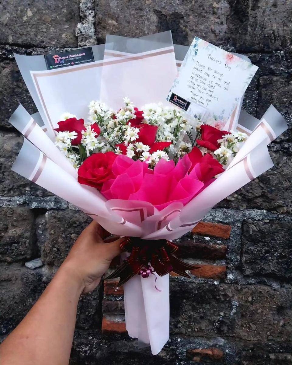 Salah satu varian hand bouquet Lotus Florist Bali dengan kartu yang lebih personal (Instagram.com/@lotusfloristbali)