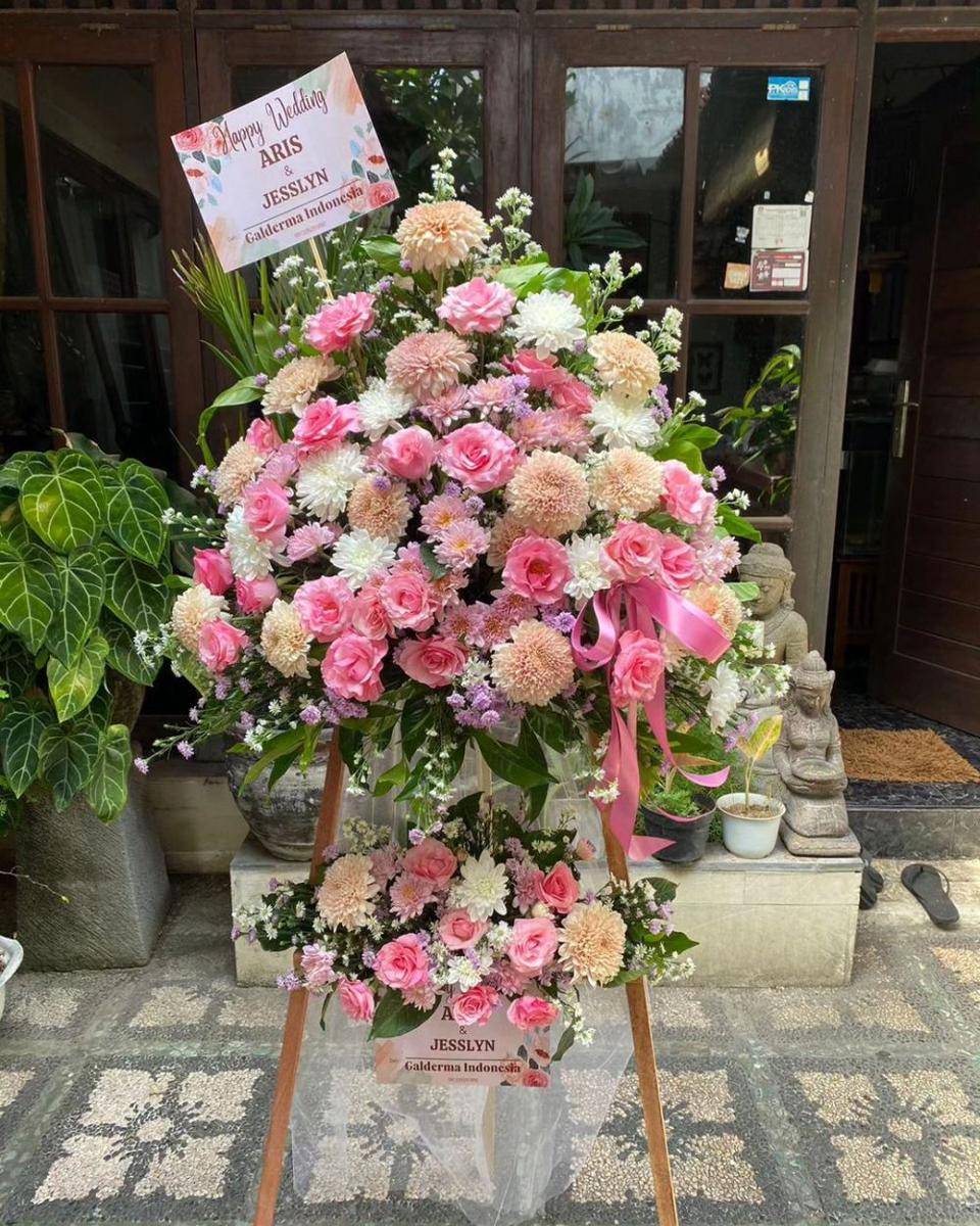 Bisa pesan standing flower dengan kartu ucapan di Chandra Florist Bali (Instagram.com/@chandraflorist.bali)