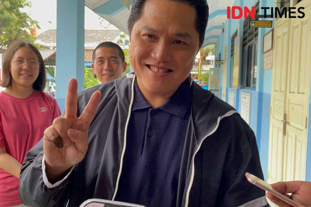 Menteri BUMN, Erick Thohir berpose dua jari usai mencoblos di TPS 17, Komplek Gudang Peluru, Tebet, Jakarta Selatan. (IDN Times/Vadhia Lidyana)