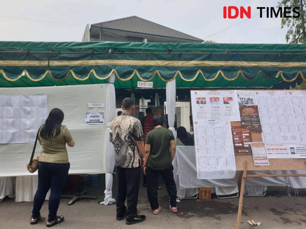 Ditemani Arumi, Emil Dardak Nyoblos di TPS 30