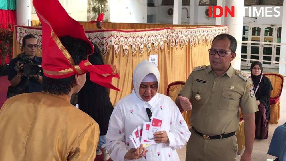 Wali Kota Makassar mencoblos di TPS 01 Maricaya Selatan, Kecamatan Mamajang, Rabu pagi (14/2/2024). Danny didampingi istri, Indira Jusuf Ismail. (IDN Times/Dahrul Amri)