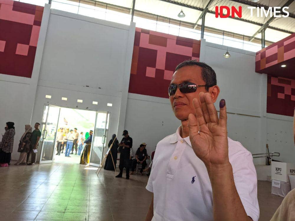 Ruslan, salah satu pemilih disabilitas netra usai mencoblos di TPS 005 Kelurahan Sinrijala, Kecamatan Panakkukang, Makassar, Rabu (14/2/2024). (IDN Times/Aan Pranata)