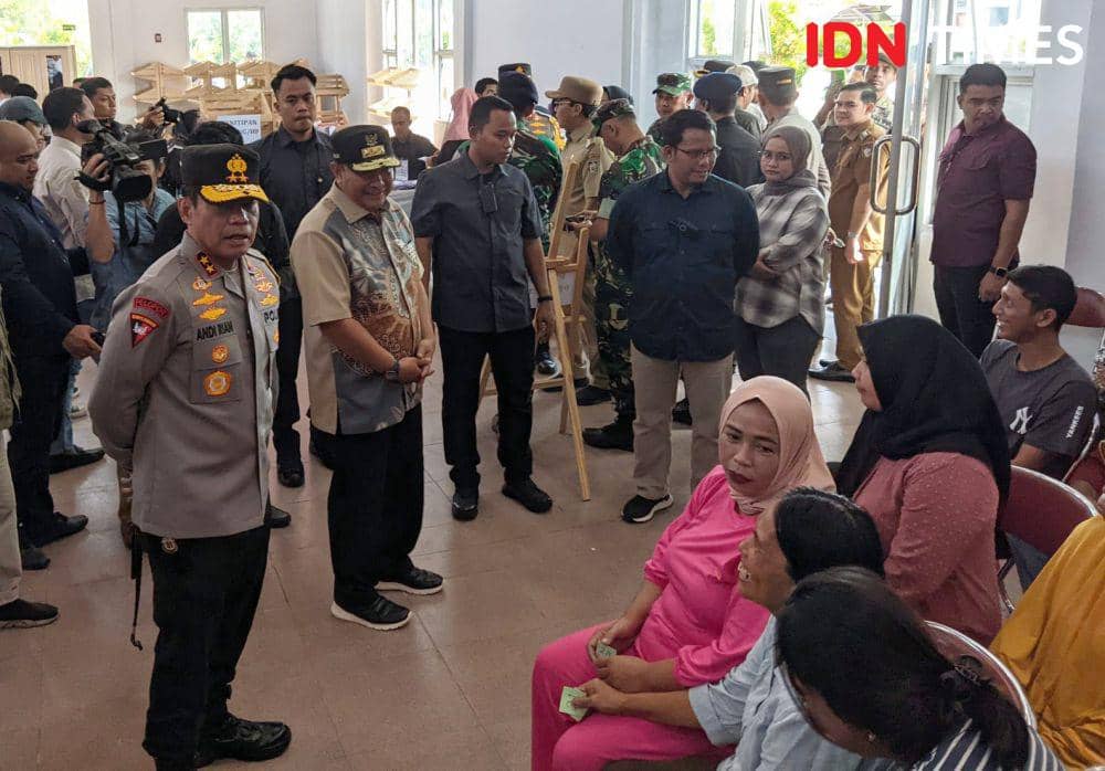 Kapolda Sulsel Irjen Rian R. Djajadi (kiri) dan Pj Gubernur Sulsel Bahtiar Baharuddin meninjau pemungutan suara Pemilu 2024 di TPS 005 Kelurahan Sinrijala, Kecamatan Panakkukang Makassar, Rabu pagi (14/2/2024). (IDN Times/Aan Pranata)