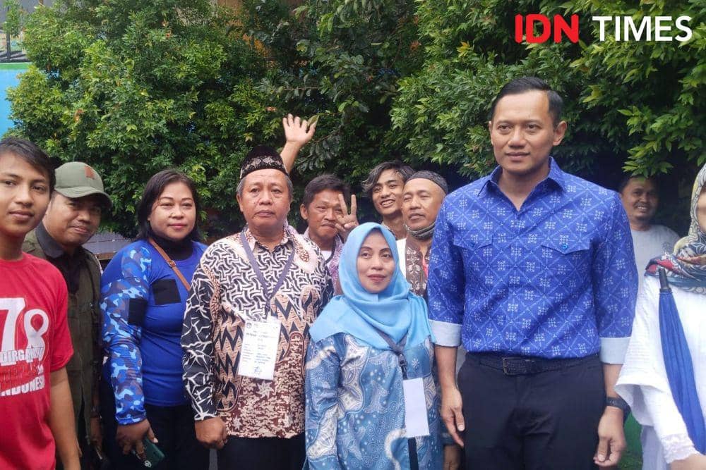 Ketum Partai Demokrat, AHY bersama istri, Annisa Pohan mencoblos di TPS 101, Cipete Utara pada Rabu (14/2/2024). (IDN Times/Iglo Montana)