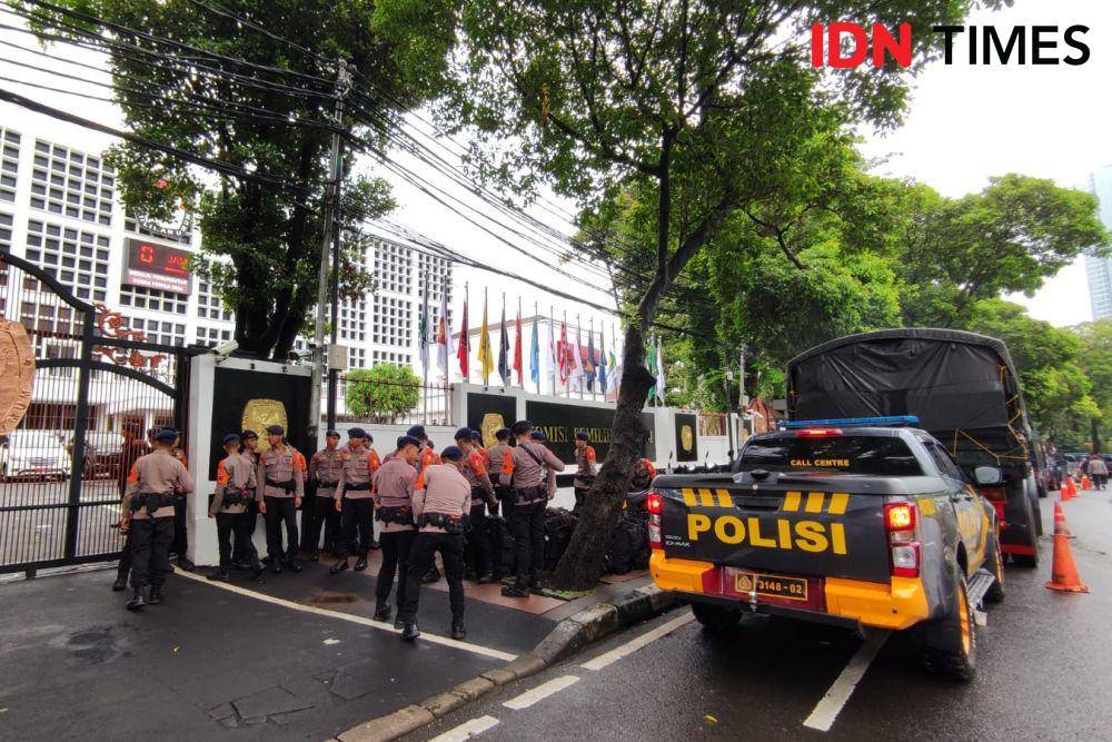 Kantor KPU Dijaga Brimob dan Anjing Pelacak saat pencoblosan berlangsung pada Rabu (14/2/2024). (IDN Times/Yosafat Diva Bayu Wisesa)