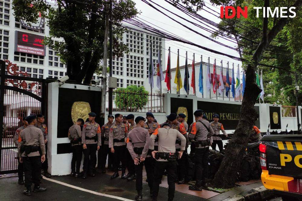Kantor KPU Dijaga Brimob dan Anjing Pelacak saat pencoblosan berlangsung pada Rabu (14/2/2024). (IDN Times/Yosafat Diva Bayu Wisesa)