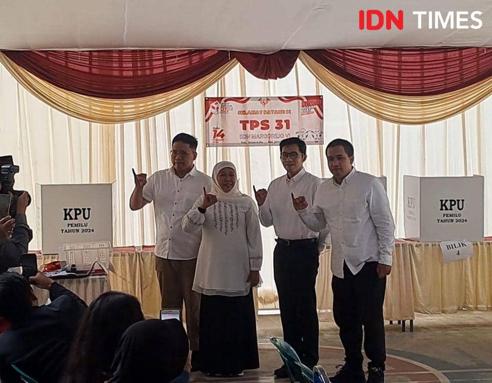 Nyoblos Bareng 3 Putranya, Khofifah Hanya Butuh Waktu 4 Menit
