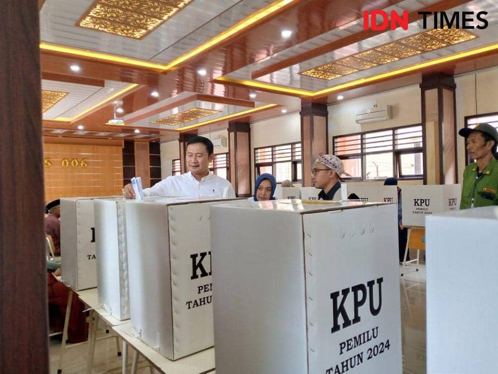 Bupati Yuhronur dan Istrinya Nyoblos di TPS 006 Banjarmendalan