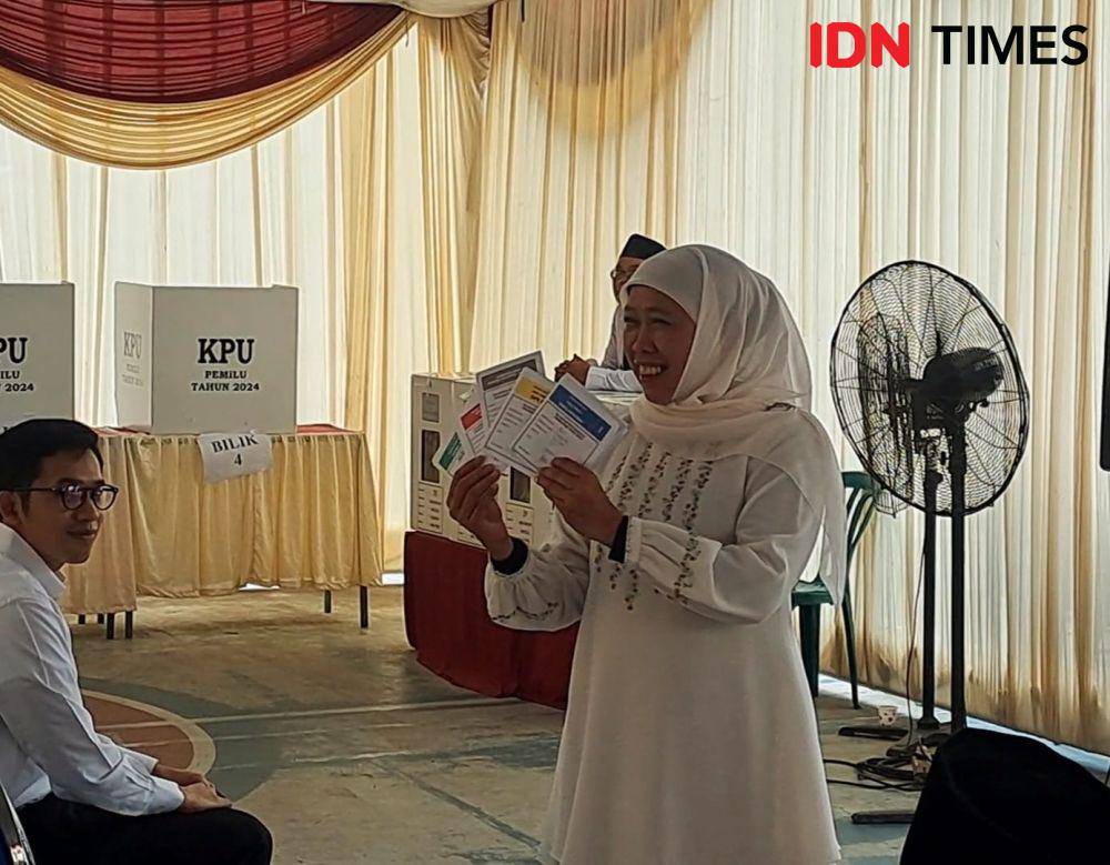 Khofifah saat menunjukkan surat suara. IDN Times/Ardiansyah Fajar.