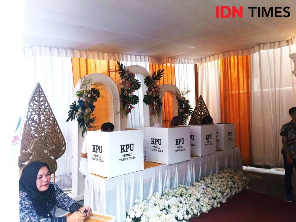 Tempat Pemungutan Suara (TPS) 27 Kelurahan Sepang Jaya, Kecamatan Labuhan Ratu, Kota Bandar Lampung usung konsep pernikahan. (IDN TImes/Tama Yudha Wiguna).
