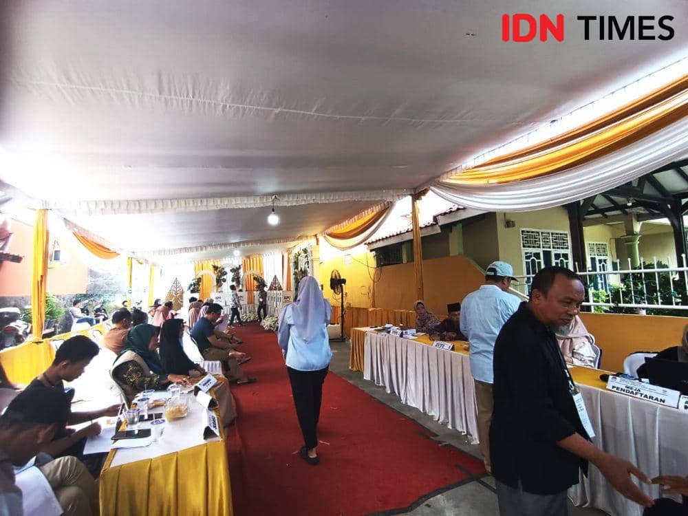 Tempat Pemungutan Suara (TPS) 27 Kelurahan Sepang Jaya, Kecamatan Labuhan Ratu, Kota Bandar Lampung usung konsep pernikahan. (IDN TImes/Tama Yudha Wiguna).