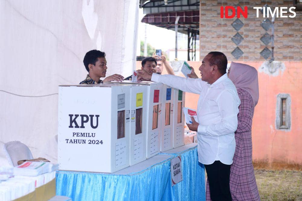 Mantan Gubernur Sumut Edy Rahmayadi saat nyoblos bersama istrinya (Veri Ardian untuk IDN Times)