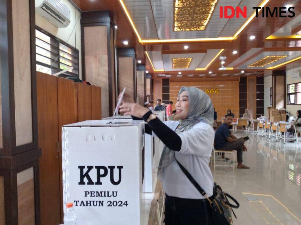 Bupati Yuhronur Nyoblos di TPS yang Sama dengan Kajari Lamongan