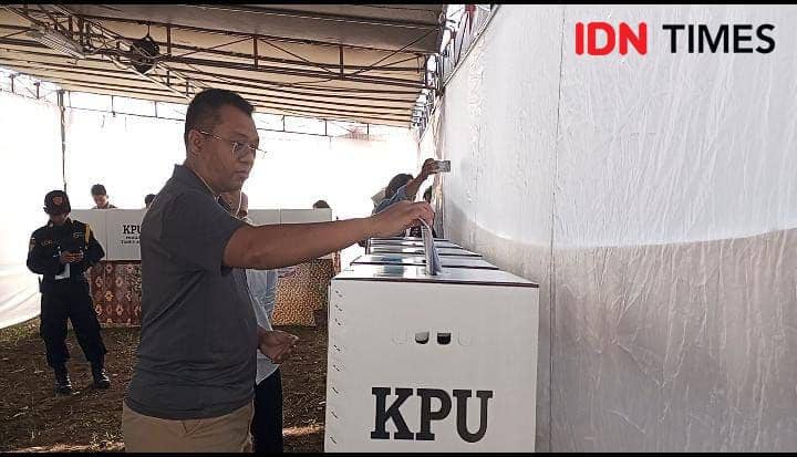 Jubir Timnas AMIN, Zulkieflimansyah melakukan pencoblosan di Mataram, NTB pada Rabu (14/2/2024). (IDN Times/Muhammad Nasir)