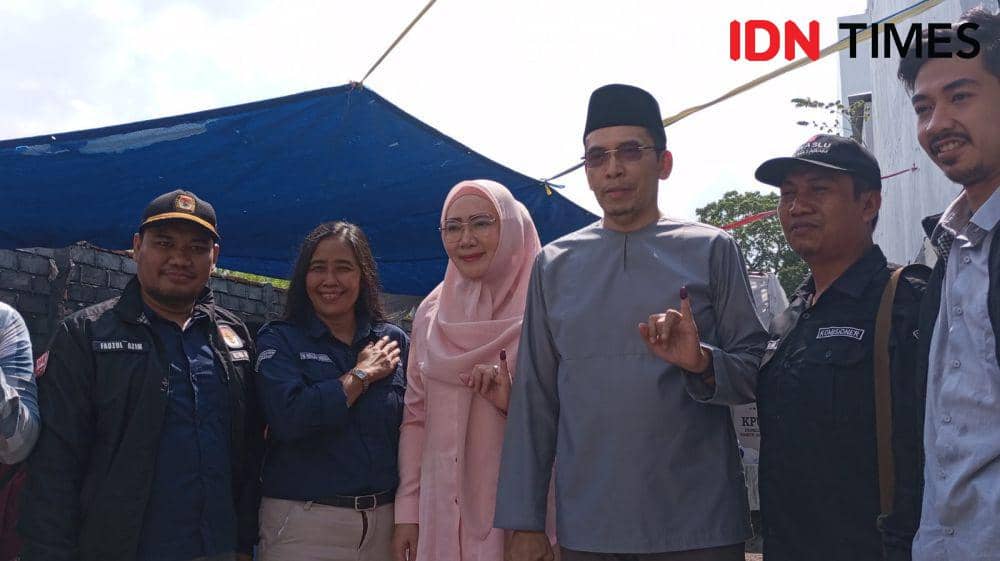 Wakil Ketua TPN Ganjar, TGH M Zainul Majdi nyoblos bersama istrinya di Mataram pada Rabu (14/2/2024). (IDN Times/Muhammad Nasir)