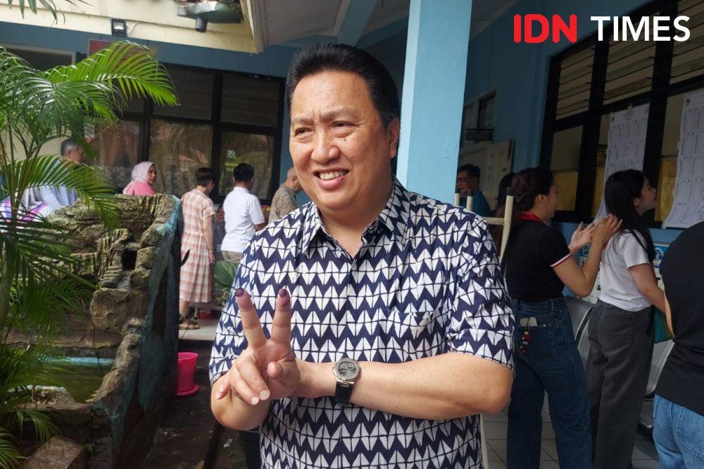 Sama dengan Erick, Boy Thohir Salam 2 Jari Usai Nyoblos