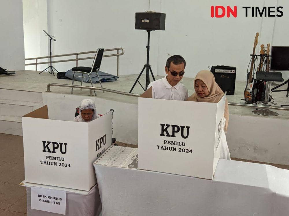 Pemilih disabilitas menggunakan hak pilih Pemilu 2024 di TPS 005 Kelurahan Sinrijala, Kecamatan Panakkukang, Makassar, Rabu (14/2/2024). (IDN Times/Aan Pranata)