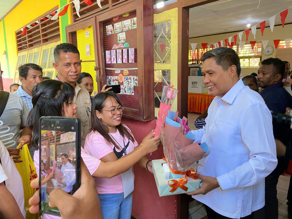 Layaknya Valentine, Petugas KPPS Hadiahi Bunga ke Pj Wali Kota Ambon