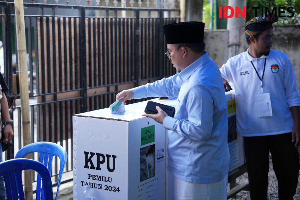 Ketum PBNW Maulana Syaikh TGKH Atsani Nyoblos Pakai Outfit ala Prabowo