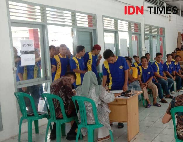 warga binaan di 16 Lapas dan Rutan se-Provinsi Lampung turut meramaikan proses pemungutan suara pesta demokrasi Pemilu 2024, Rabu (14/2/2024). (IDN TImes/Tama Yudha Wiguna).